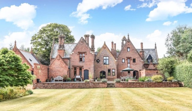 Old School meets Contemporary (sleeps 16 to 20)