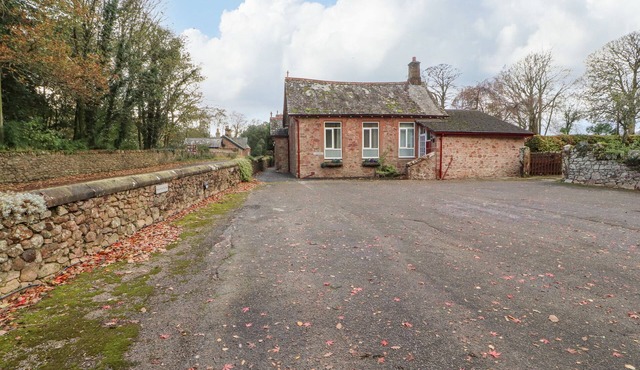 OLD SCHOOL MUNCASTER HOUSE, pet friendly, with open fire in Holmrook