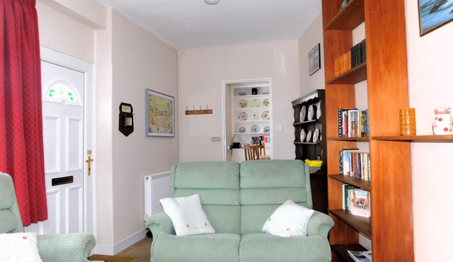 Old Schoolyard Cottage - a short walk from the seafront, town centre and coastal path.