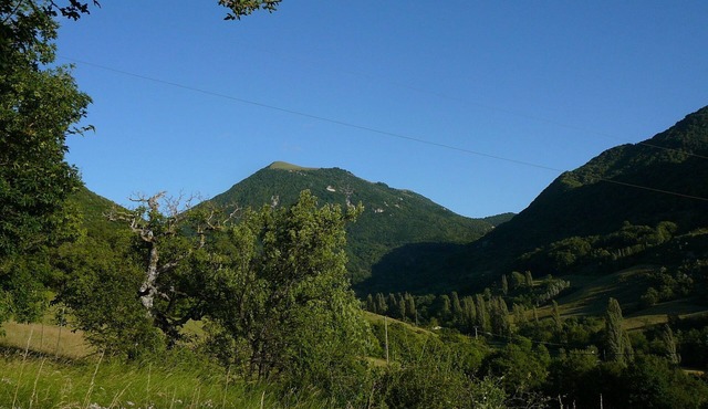 Old secluded sheepfold, surrounded by nature, superb view, sun/freshness/silence
