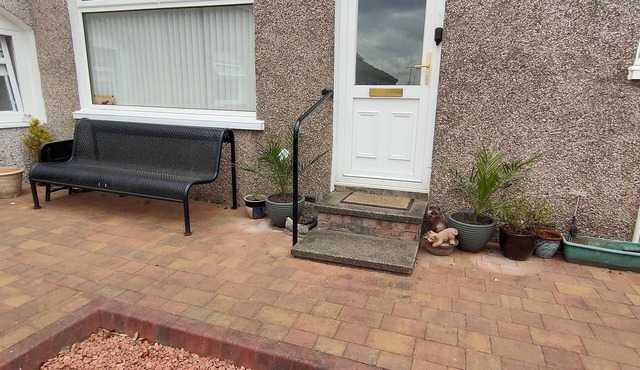 OLD SMIDDY APARTMENT, BALLOCH, LOCH LOMOND SLEEPS 3 IN FAMILY ROOM