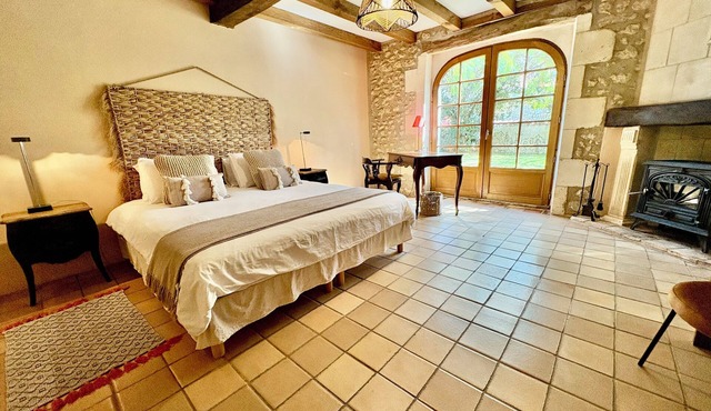 OLD STONE FARMHOUSE WITH SWIMMING POOL