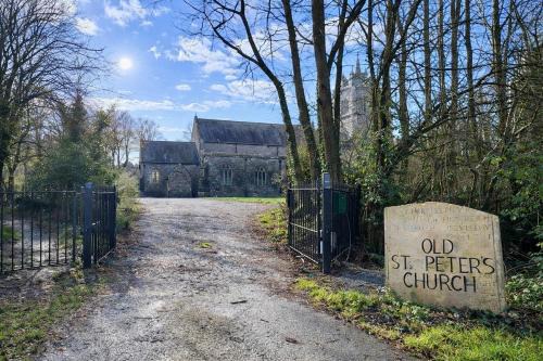 Old St Peter's Church - Unique Stay near Cardiff