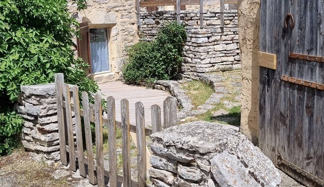 Old stone sheepfold for 1 to 5 people in the center of the Causse Méjean