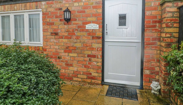 OLD SWEET SHOP, pet friendly, with a garden in Saltfleetby