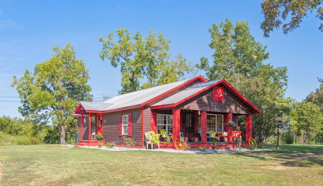 Old Tennessee Homeplace between Jackson and Lexington, TN, 12 minutes from I-40