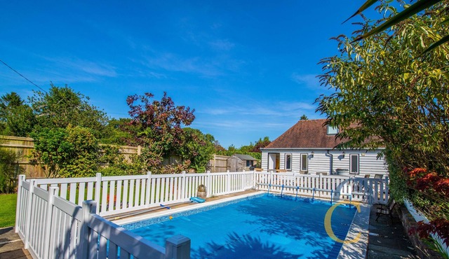Old Thatch Cottage with Heated Outdoor Swimming Pool - Near Rye