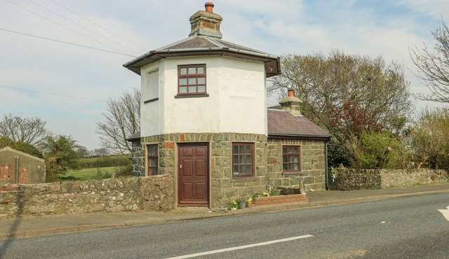 OLD TOLLGATE, pet friendly, character holiday cottage in Llangefni