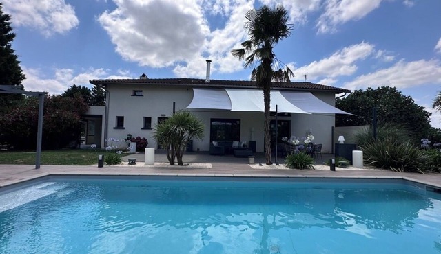 Old Toulousan house renovated into a high-end villa 30 minutes from Toulouse.