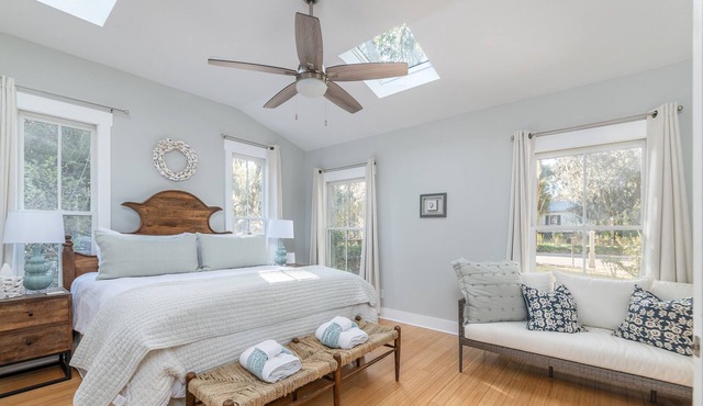 Old Town Bluffton Cottage + Free Golf Cart - Fenced Yard - Downtown - Sleeps 8