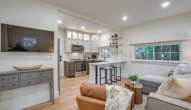 Old Town Carriage House w/Private Patio