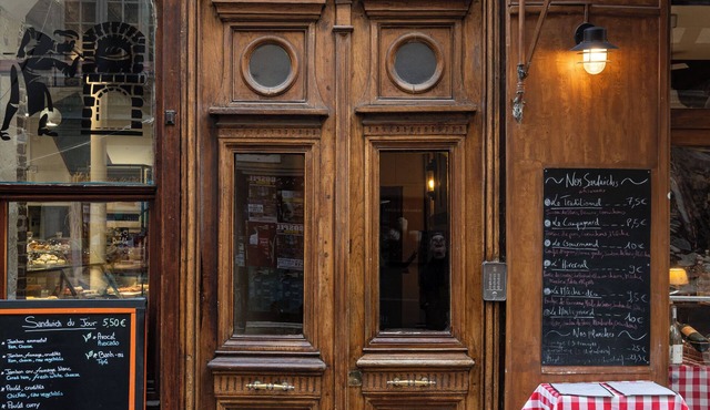 OLD TOWN CENTER IN PARIS, ELEGANT, QUIET WITH ELEVATOR AND A/C