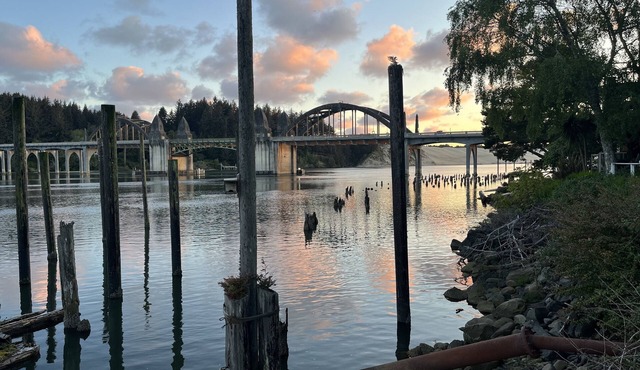 Old Town Cottage in Port of Siuslaw, King Bed