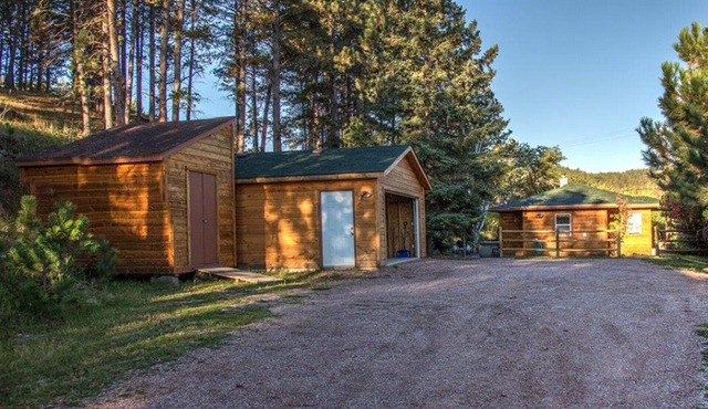 Old Town Cottage: Nestled on a forested hillside on the edge of Hill City