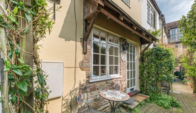 OLD TOWN COTTAGE, romantic, character holiday cottage in Ludlow