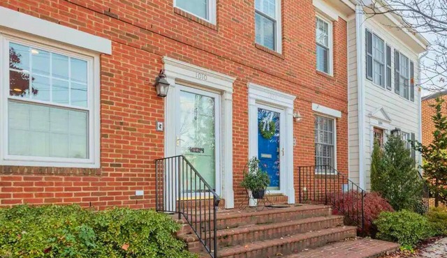 Old Town Escape @ TopShelfStays (4 blocks metro, walkable, peloton bike)