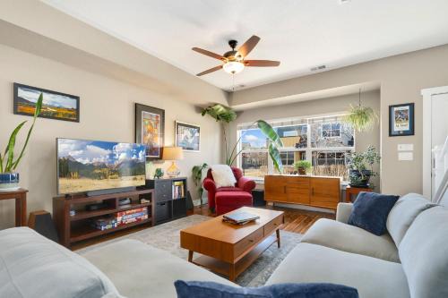 Old Town Escape with King Bed, Dog-Friendly