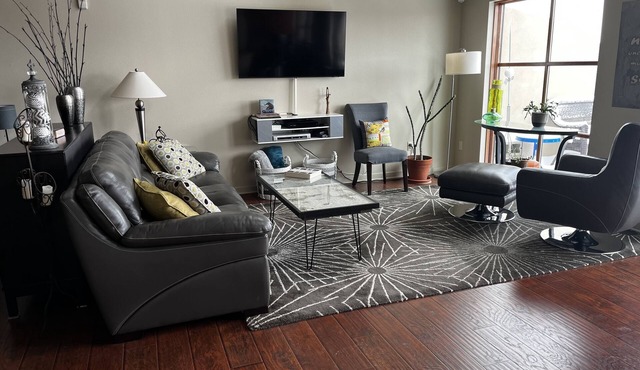 Old Town Loft, Top Floor!