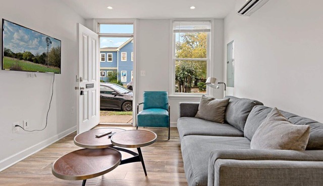 Old Town | Luxury | Walk to Metro | 2 Bedroom