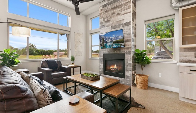 Old Town Modern New Build: Rftp Spa w/Mtn Views!