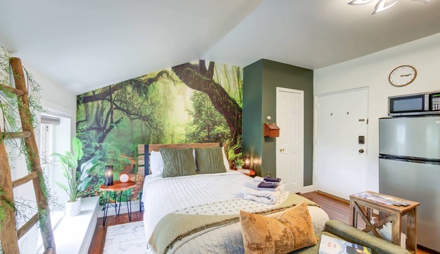 OLD TOWN Nature Oasis! Block 2 King! 99 Walk Score