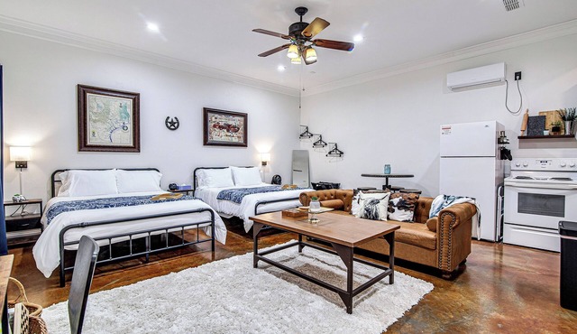 Old Town Rodeo Studio. Free parking. Walk to entertainment and restaurants.
