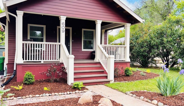Old Town, Safe, Walkable, Furnished, Updated, AC, workspace. This is Home!