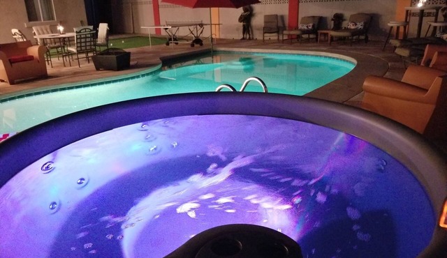 Old Town Scottsdale 8-bedroom 4 bath NEW HOT TUB Heated pool putting green BBQ