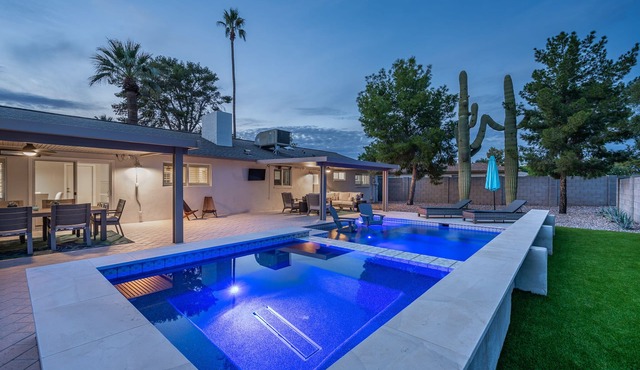 Old Town Scottsdale Family Retreat, Heated Pool, Spa, EV, Bikes, Pet-Friendly