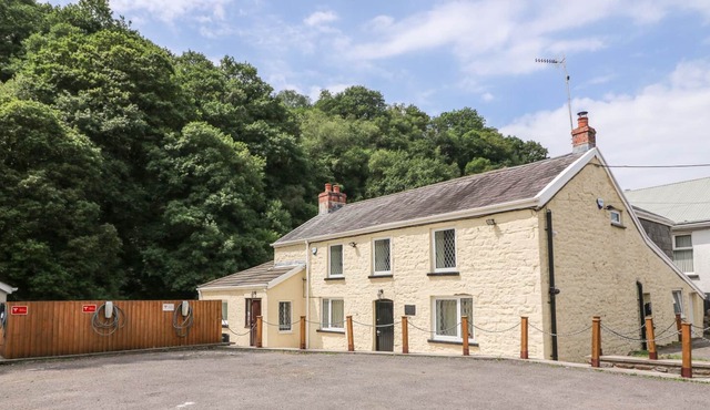 OLD TREDEGAR ARMS, family friendly, with open fire in Cwmtwrch