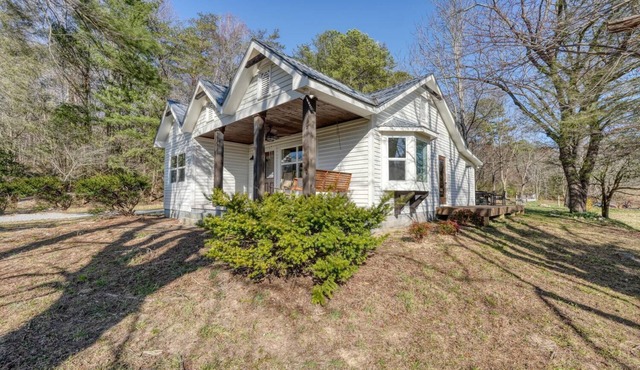 Old Turner - Remodeled Farmhouse w/Firepit and 2 BRs. Dog-friendly!