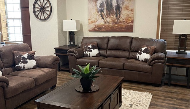 Old West themed 2 Bedroom Apartment Downtown close to all tourist attractions
