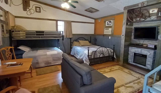 Old Western Bunkhouse Sleeps 9 "Trail's End Corral"