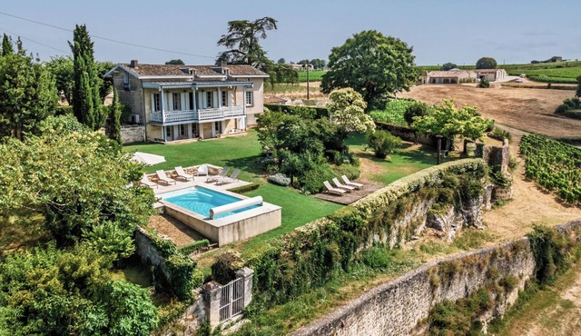 Old wine chateau with all comfort overlooking the vineyards of Saint-Emillion.