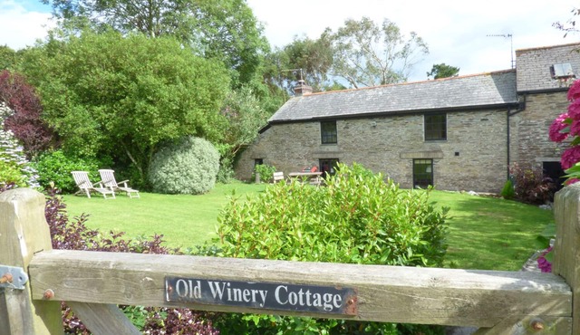OLD WINERY COTTAGE, pet friendly, with open fire in Golant
