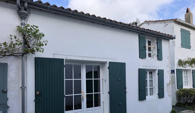 Old winery in the historic heart of the village of Loix - ideal couple
