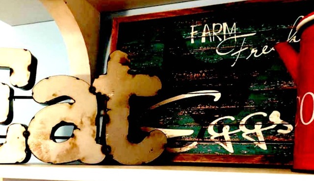 Old Woodland Acres' Country-Chic Cottage