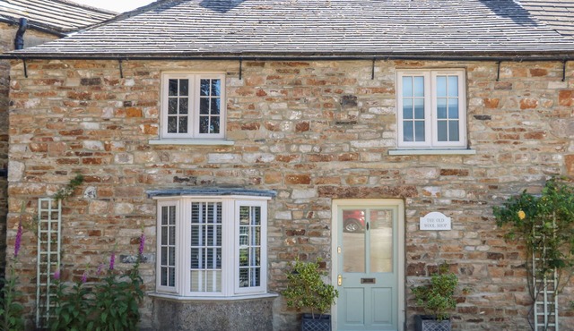 OLD WOOL SHOP, pet friendly, character holiday cottage in Redmire