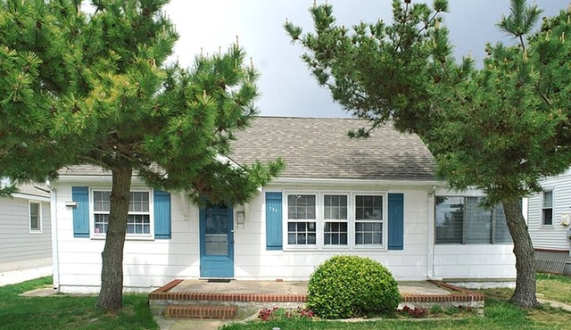 Old world Avalon Cottage only steps to downtown and 2 blocks to the beach.