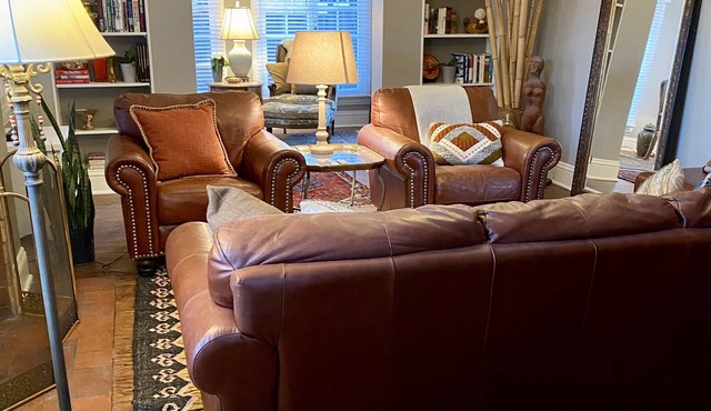 Old World Charm Flat in Upscale Neighborhood