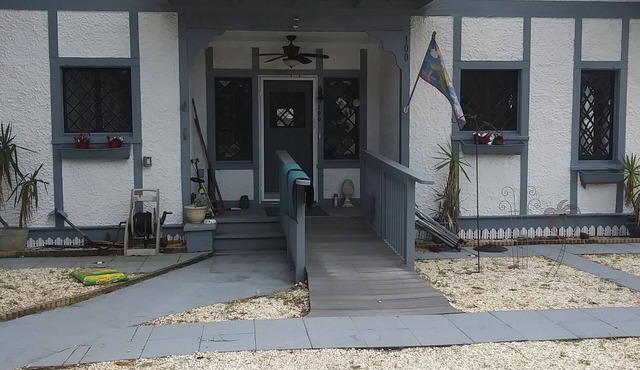 Old World Charm.Minutes to the beach and Canal Street in New Smryna Beach