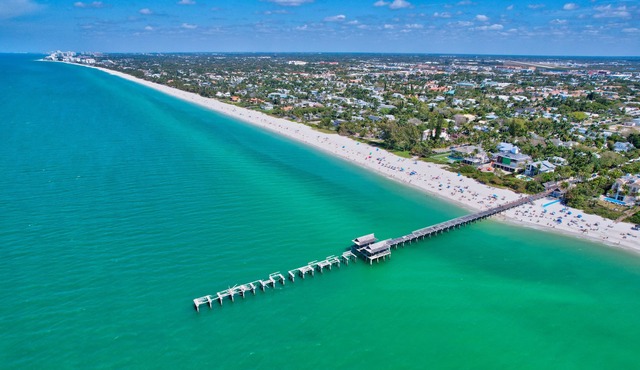 Olde Naples Luxury Condo Steps to Pier, Beach, Sunsets and restaurants!