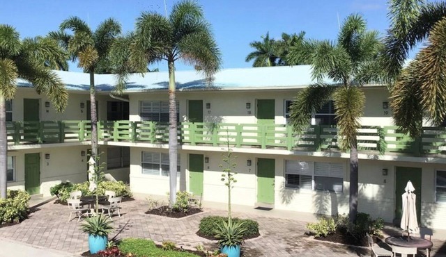 Olde Naples Prime Location!