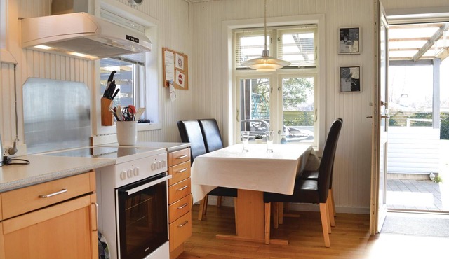 Older, interestingly furnished cottage with extra large bathroom in Dronningmølles bird quarters.