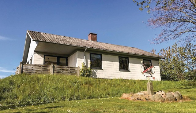 Older vacation home, situated high above the sea and the beautiful fishing village of Vang on a beau