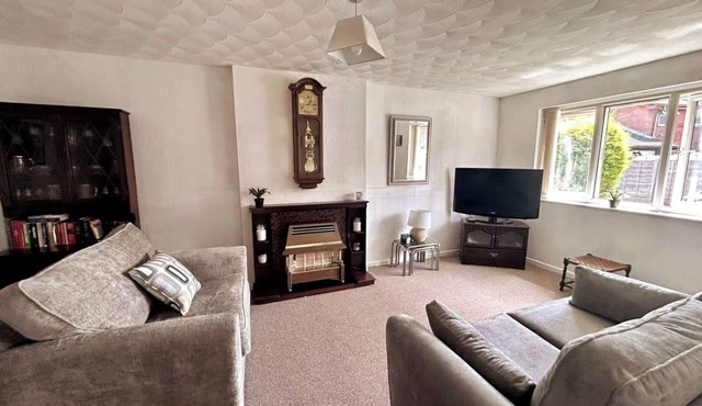 Oldham Bungalow Retreat: 2BD Peaceful Comfort