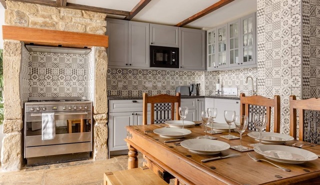 OldMill-2Bed-Sleeps6-HotTub-PrivateGarden