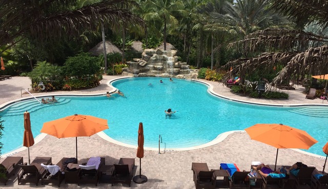 OLE AT LELY RESORT, 1 BLOCK FROM VILLAGE CTR, QUAD POOL