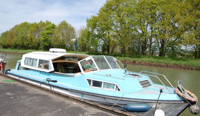 "OLEA" BOAT. Nevers. Magny-Cours. Loire. Allier. Loire Valley Center