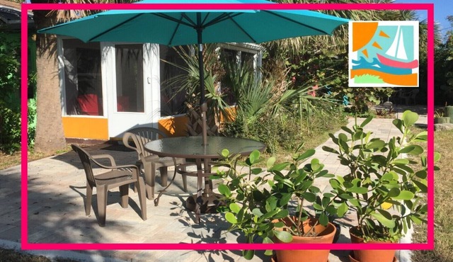 Oleander - Charming Cottage Downtown - Steps to the Beach!